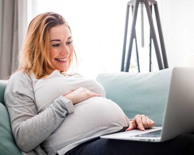 Schwangere Frau am Laptop