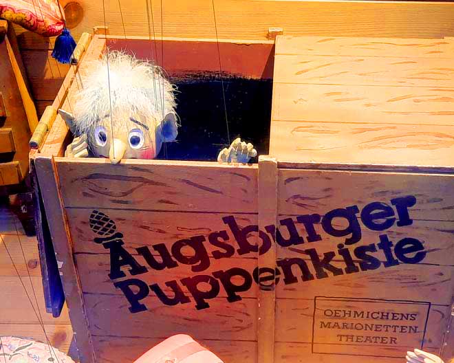 Puppe schaut aus der Augsburger Puppenkiste