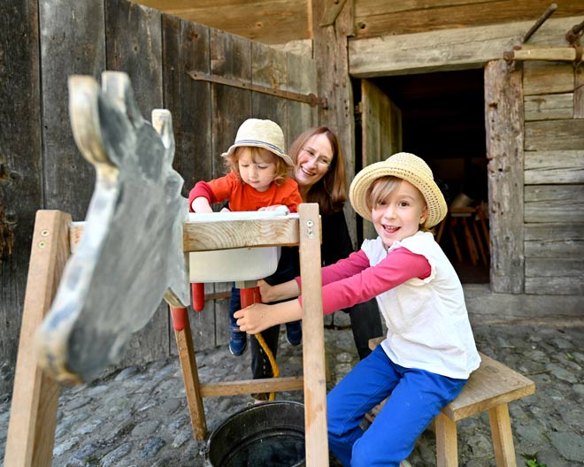 Kinder an einer Kuhatrappe, Wolfegg