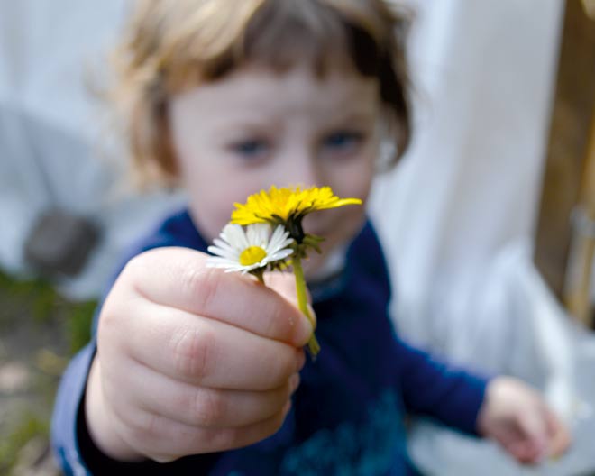 Kind mit Blume