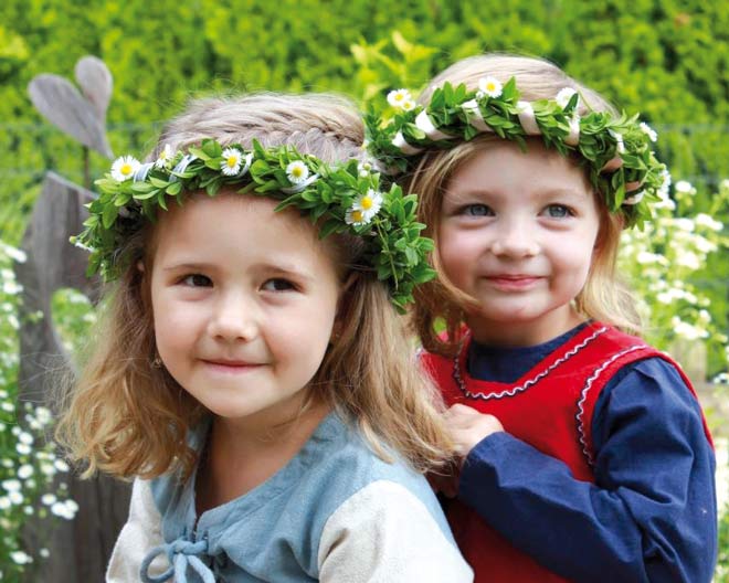 Kinder in mittelalterlilcher Tracht