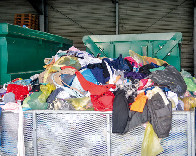 Mode Nachhaltigkeit Container Müll Kleidung