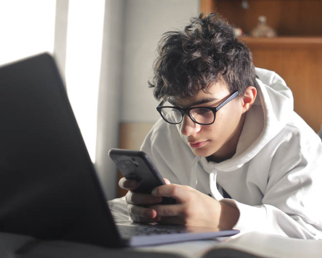 Smartphone Teenager Jugendlicher Soziale Medien Laptop
