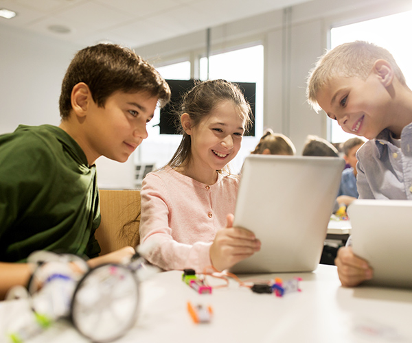 kinder schüler kurs knobeln forschen programmieren