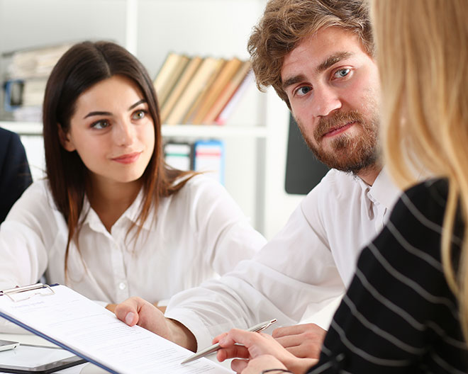 Beruf_AdobeStock_256408031_-kuprevich Frau Beruf Bewerbung Beratung Meeting Arbeit Job
