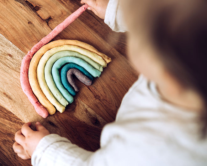 kind kneten kleinkind spielgruppe basteln beschäftigung kita kreativ
