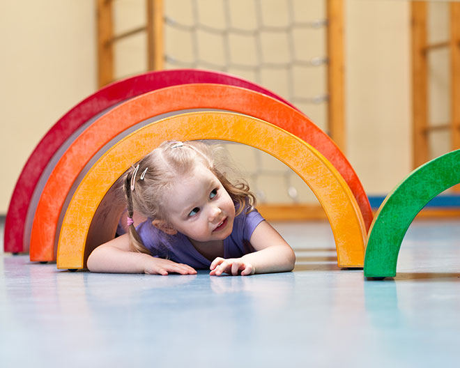 Turnen_AdobeStock_46062292_kristall Kinderturnen, sport, turnen, kind, balancieren