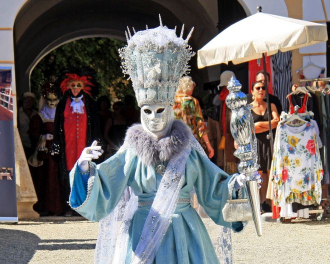 Schlossmarkt-Mediterrano-Sandizell_copyright_Franz-Spiess_660x528 Mediterrane Masken, Venezianisches Gewand