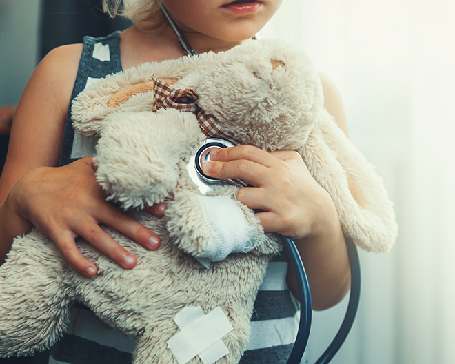 AdobeStock_372933360_ronstik krank krankheit schnupfen gesundheit erste hilfe