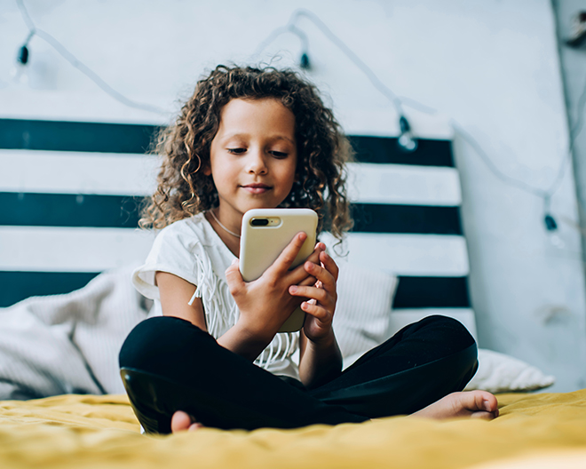 Handy_AdobeStock_331456151_BullRun handy medien kind sucht