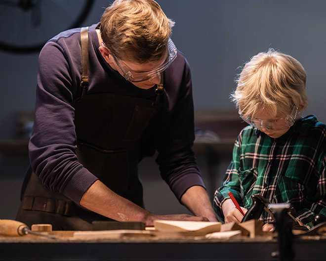Holz_AdobeStock_373088863_Anna-Kosolapova holz bauen kreativ sägen werken werkeln papa kind