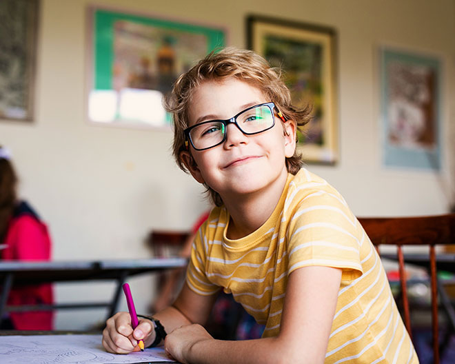 Lernen_AdobeStock_300399191_Lena-May_web Schule Kind junge lernen Hausaufgaben