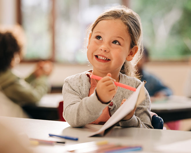 Lernen_AdobeStock_585685013_Jacob-Lund_web Schule Kind Mädchen lernen Hausaufgaben schreiben