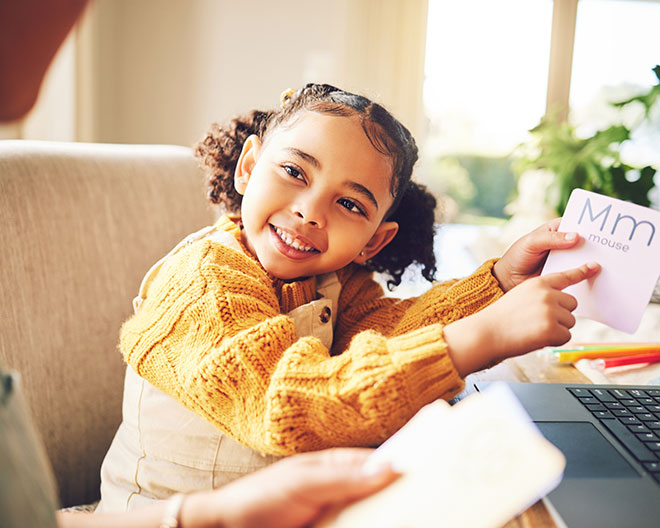 Lernen_AdobeStock_622289472_Azee_peopleimagescom_web Schule Kind Mädchen lernen Englisch Hausaufgaben