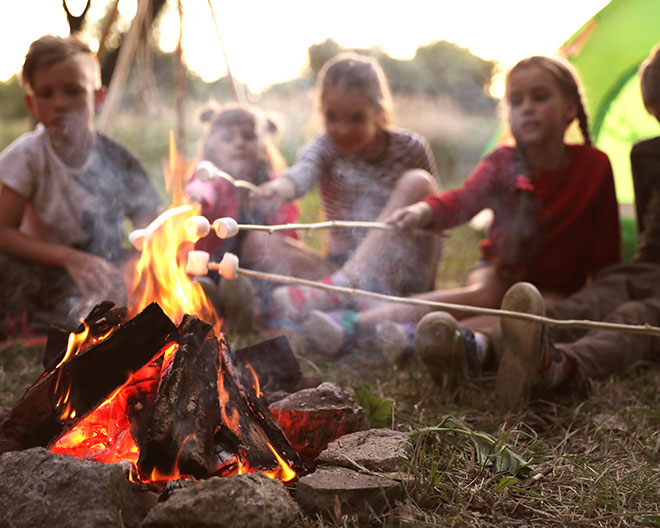 lagerfeuer outdoor ferienlager sommerferien ferien kinder stockbrot marshmellow