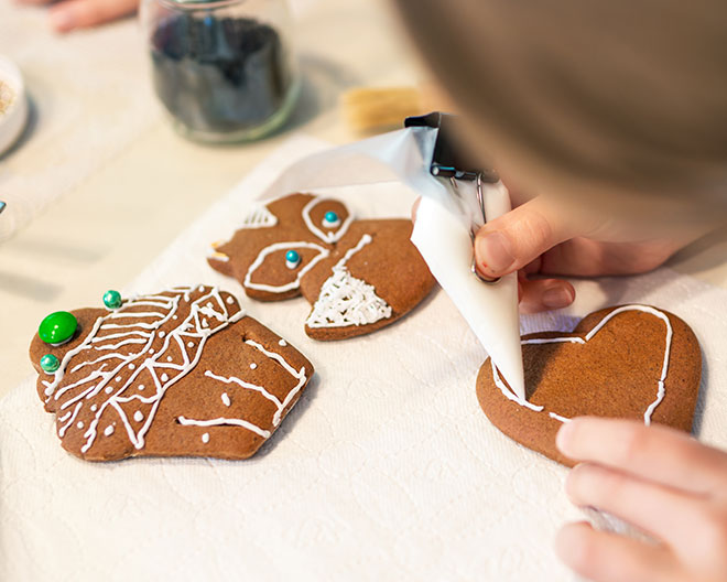 Plätzchen_AdobeStock_661344142_bubutu_web Plätzchen backen Weihnachten Advent Lebkuchen