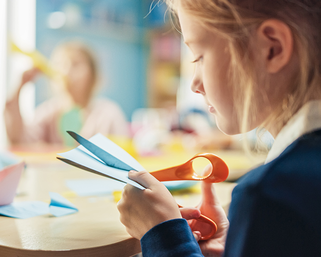 Basteln_AdobeStock_362007072_Gorodenkoff basteln schere kreativ
