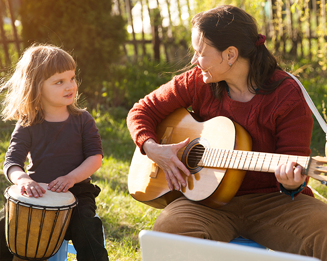 Musik_AdobeStock_348570478_ulza Instrument Gitarre singen Musik