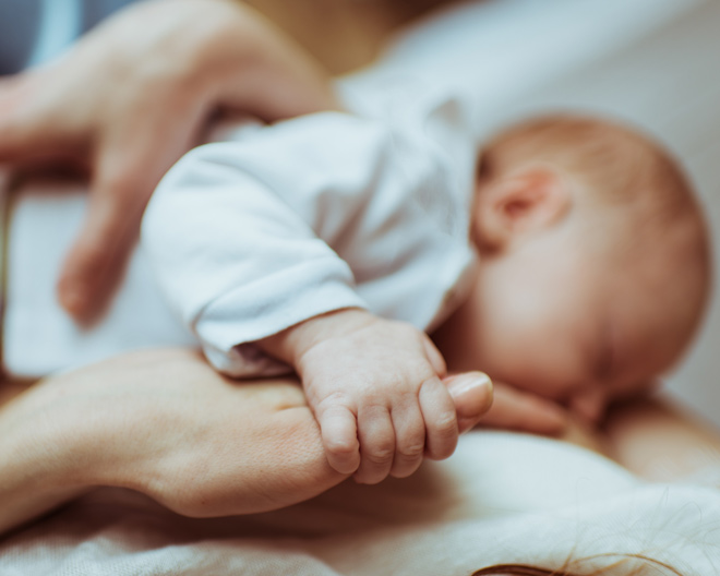 baby mutter schlafen einschlafen begleitung pädagogik achtsamkeit bonding bindung