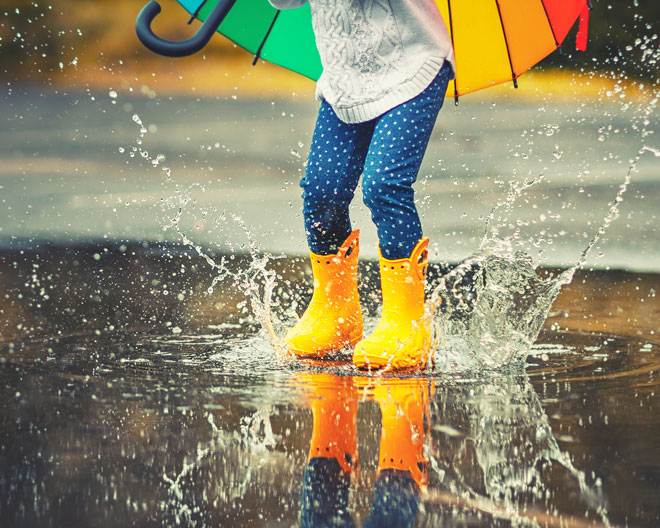 Gummistiefel Pfütze Spaß Familie Regen Herbst outdoor Natur