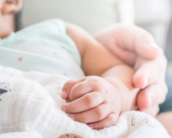 Kind Kleinkind Baby schlafen kuscheln einschlafen erziehung pädagogik