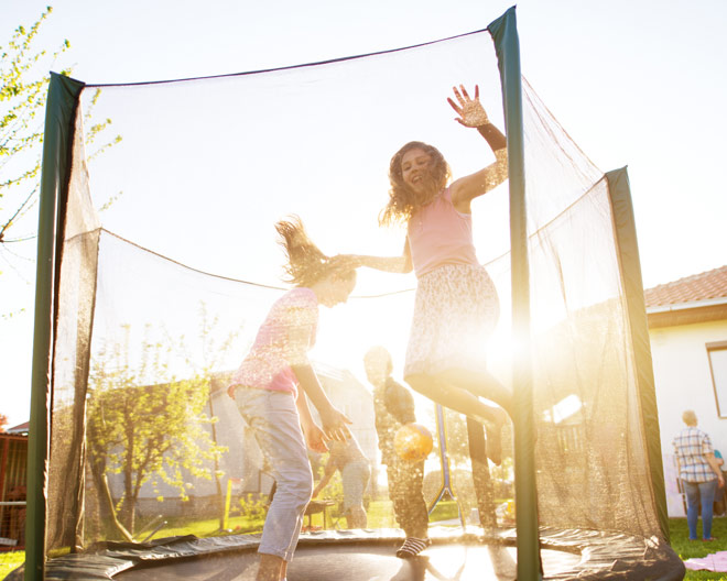 Natur outdoor Ferien trampolin hüpfen garten kinder