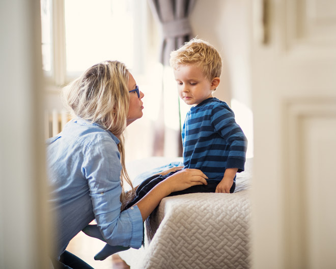mutter kind sprechen kommunikation pädagogik erziehung trösten konflikt