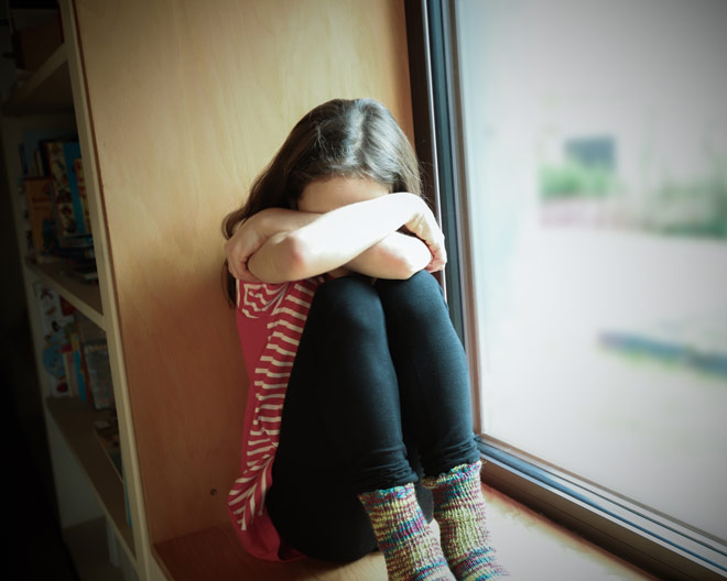 Mädchen Angst Fensterbank Mobbing Schule traurig konflikt
