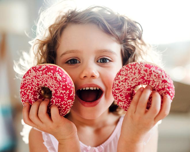 Kind Mädchen Ernährung Fasching Süßigkeiten süßes naschen