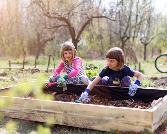 Garten Mädchen Zwillinge Freizeit Beet Natur outdoor pflanzen gärtnern