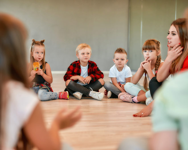 Kinder Sitzkreis Lehrerin Gespräch kita tanzkurs kommunikation kurs
