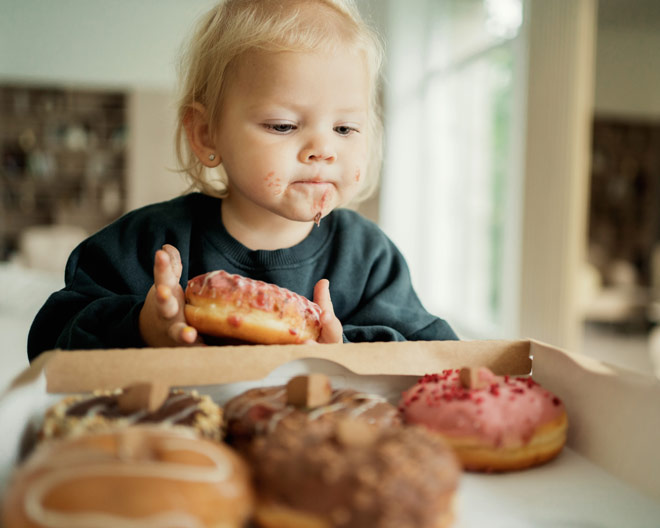 kind kleinkind süßigkeiten krapfen süßes naschen kuchen