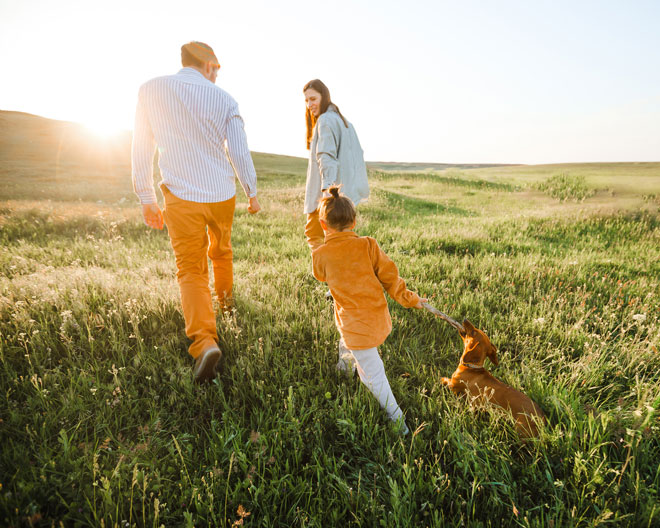 Familie glücklich outdoor Natur gemeinsam