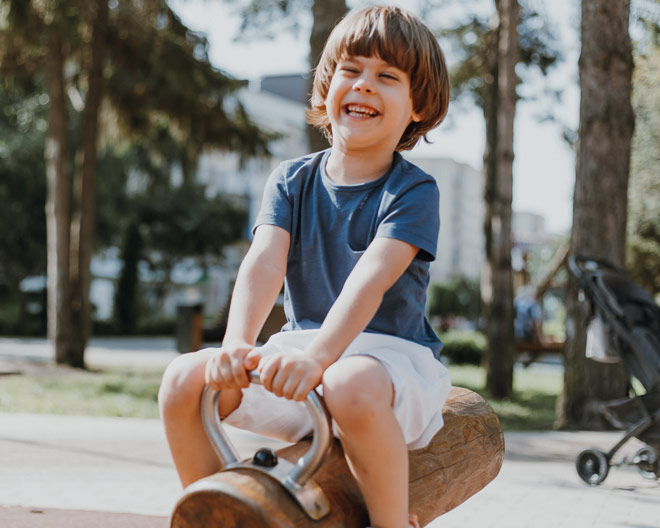 Spielplatz Junge Ausflug Freizeit spielen wippen