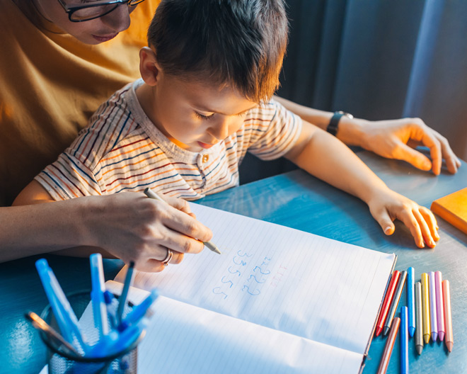 Familie lernen hausaufgaben schule