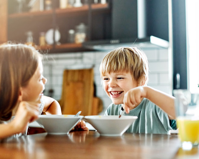 Frühstück Kinder Geschwister Müsli Ernährung familie zuhause gesund