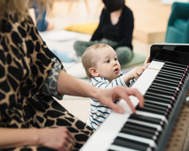 Pianobabys und Kids_Baby am Klavier_WEB Pianobabays Familienkonzert