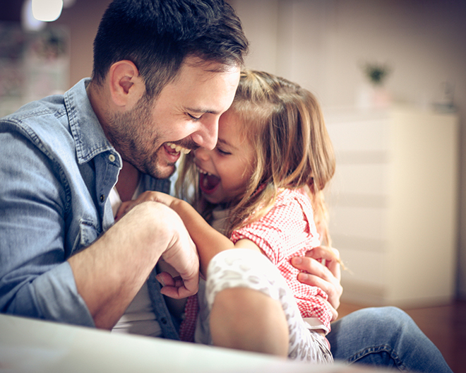 vater kind toben glück gemeinsam liebe lachen papa