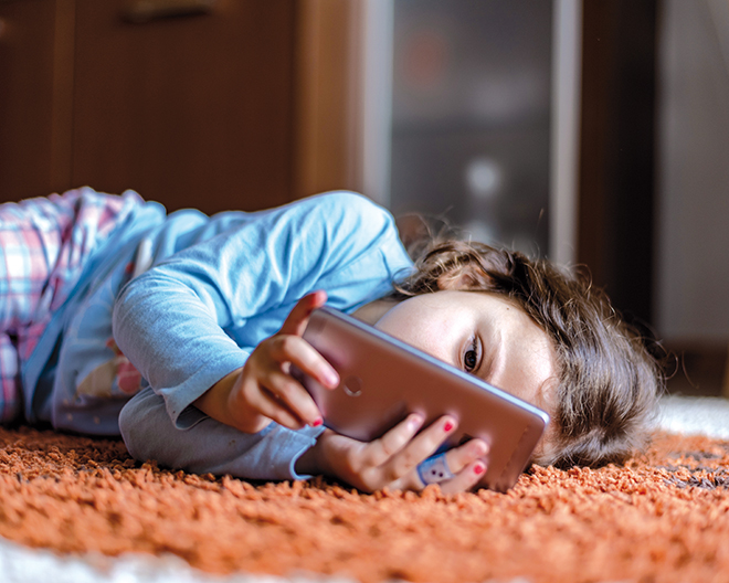 AdobeStock_340911267_-Stefanos-Kyriazis_web kind medien handy medienerziehung social media sucht