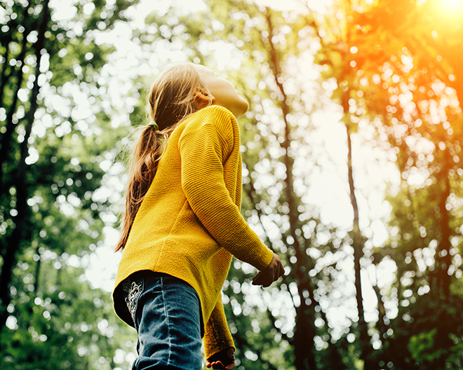 AdobeStock_353941026_-Ekaterina_web kind outdoor natur wald glück sonne frühling herbst sommer
