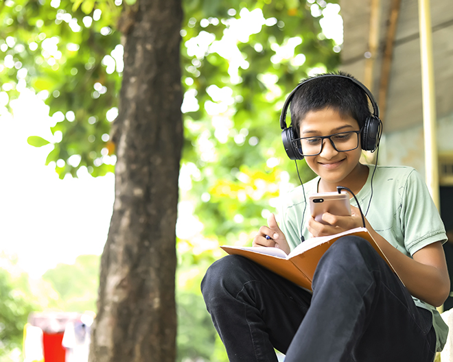 kind medien handy medienerziehung social media lernen musik kopfhörer teen teenager