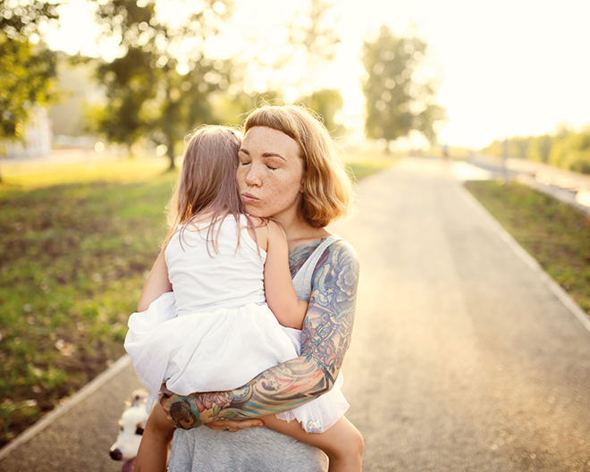 AdobeStock_505216843_natalialeb_web mutter kind trösten traurig weinen erziehung pädagogik