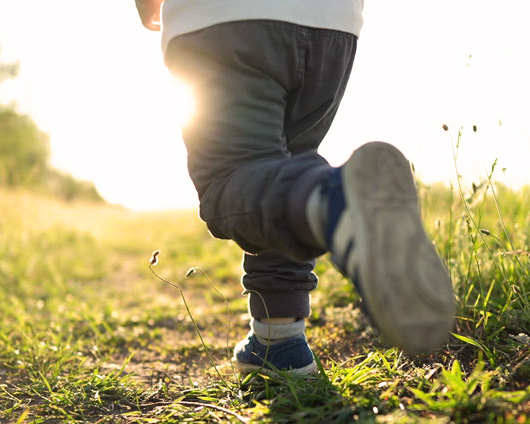 kind laufen natur erlebnis abenteuer sommer ferien