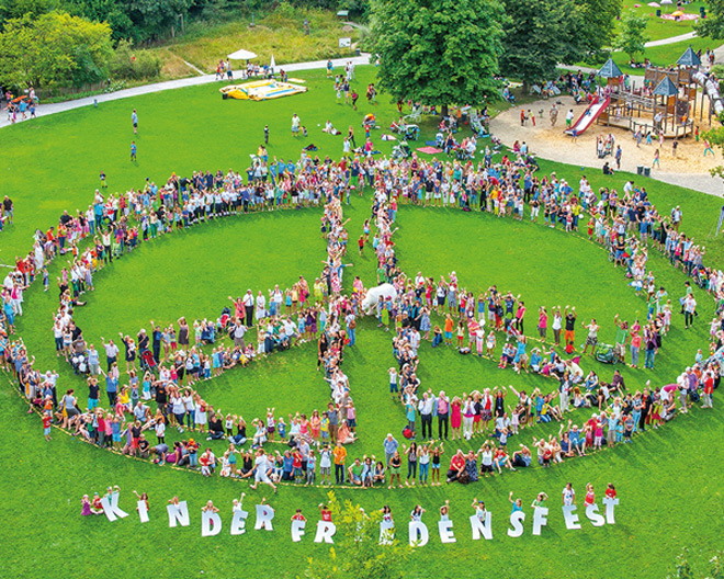 Kinderfriedensfest-2013-Peace-Zeichen-Christian-Menkel Kinderfriedensfest 2013 Peace-Zeichen Christian Menkel Augsburg
