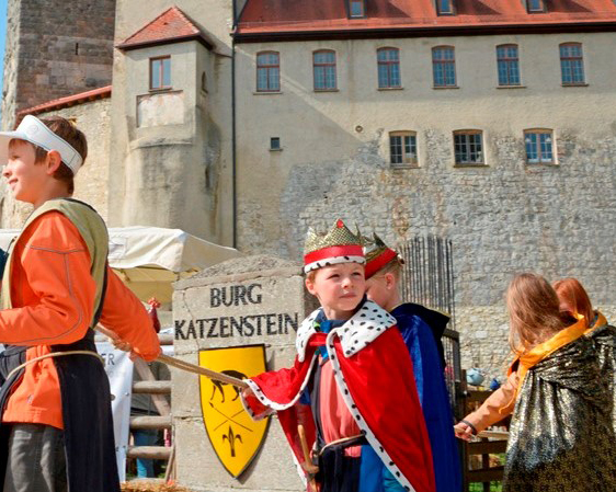 Burg Katzenstein Kinderführung in Gewändern