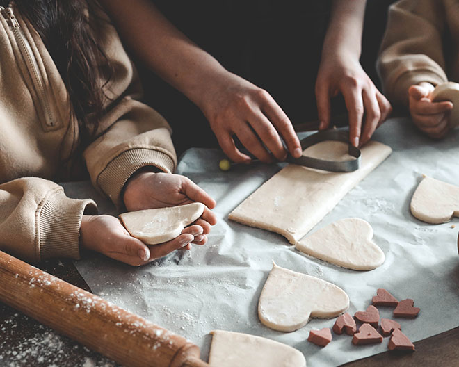 plätzchen backen weihnachten bäckerei ausstechen
